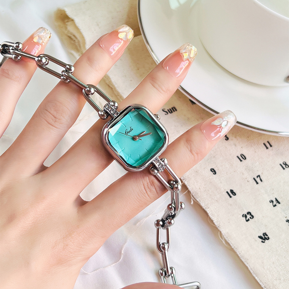 Womens Watch Creative Hand-Carved Faceted Petite Niche Gold Luxury Glass Chain Watch High Aesthetic