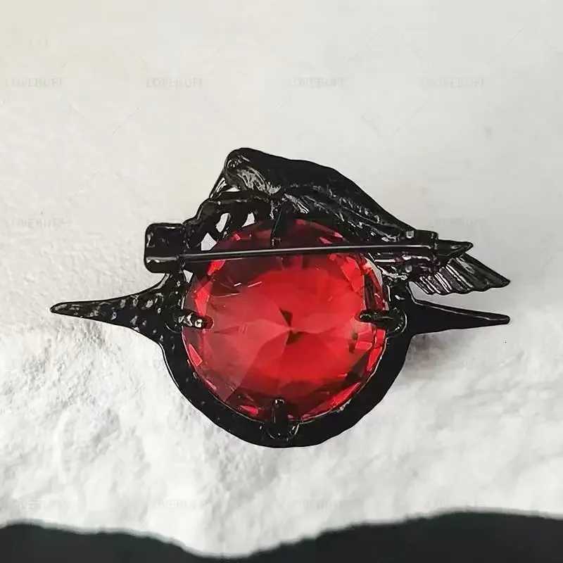 2025 Game Love and Deep Space Sylus Brooch Red Zircon Crow Badges Pin for Clothing Jewelry Cosplay Accessories Fans Gifts G250802