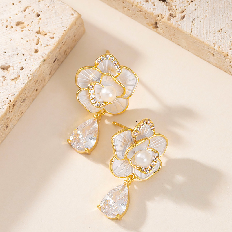 Elegant Temperament Style Oil Drop Pearl Floral Earrings Light Niche Personality High-end Sier Needle Ear Jewelry