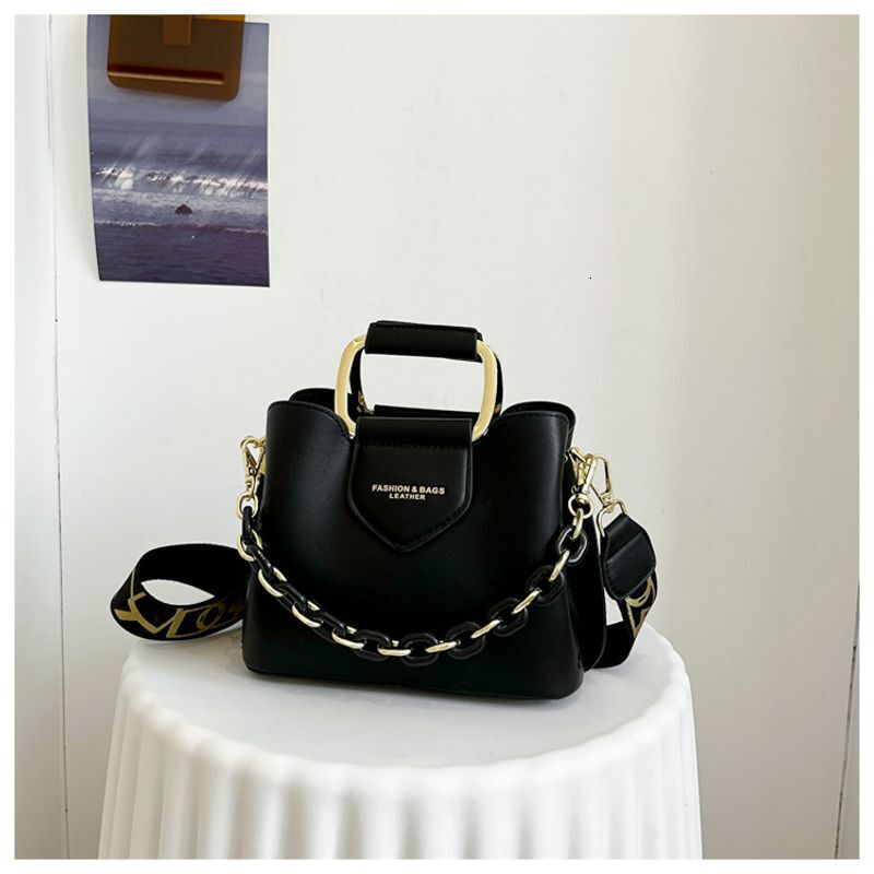 Cross border new handbags for women, retro versatile wide strap messenger bag, fashionable chain commuter shoulder bucket bag