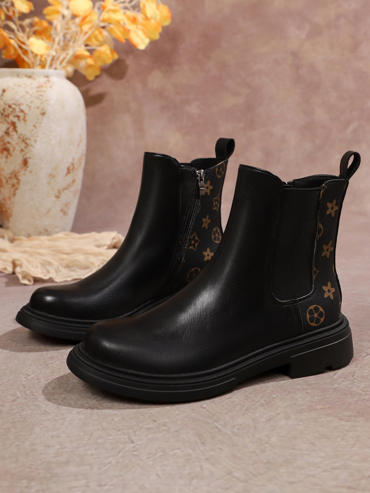 Fashion plus size 36-41 short boots with soft sole zipper women's chimney boots 2025 autumn/winter new design British style martin boots free shi