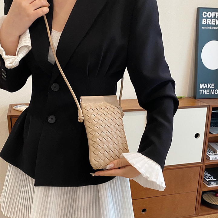 Free Shipping Designer Luxury Women's Handmade Woven Bag New Mini Casual Handbag High-end Vertical Version Mobile Phone Bag Shoulder Bag