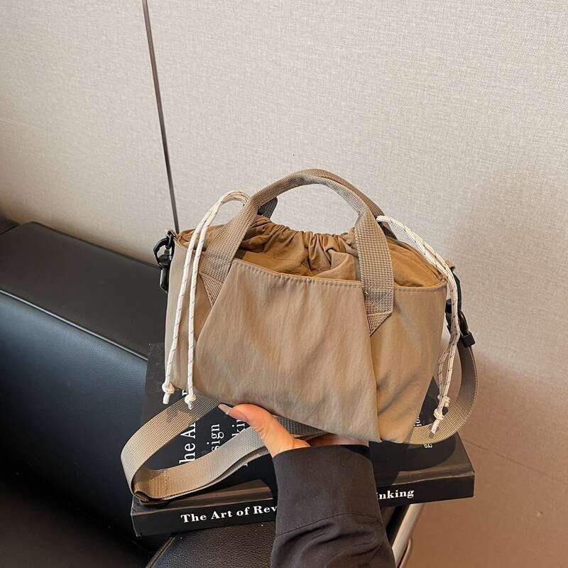 Casual Versatile Nylon Women New Lightweight Handheld Crossbody Bag Exquisite Super Popular Small Tote for Going Out