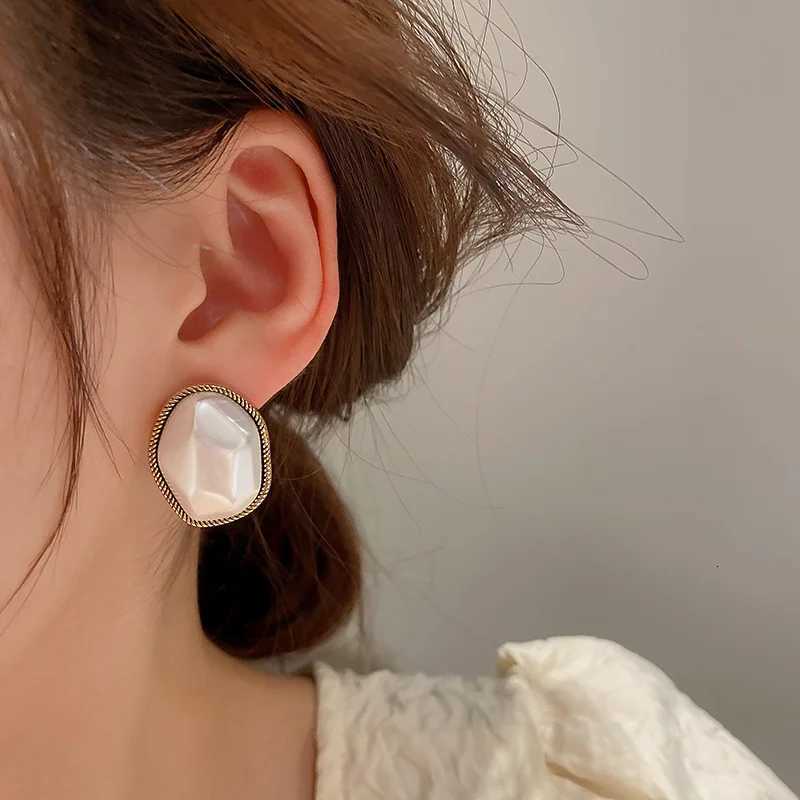 Fashion Irregular Pearl Stud Earrings Female 2025 Trendy Retro Gold Color Simulated Pearl Earrings for Women Wedding Jewelry Y250804