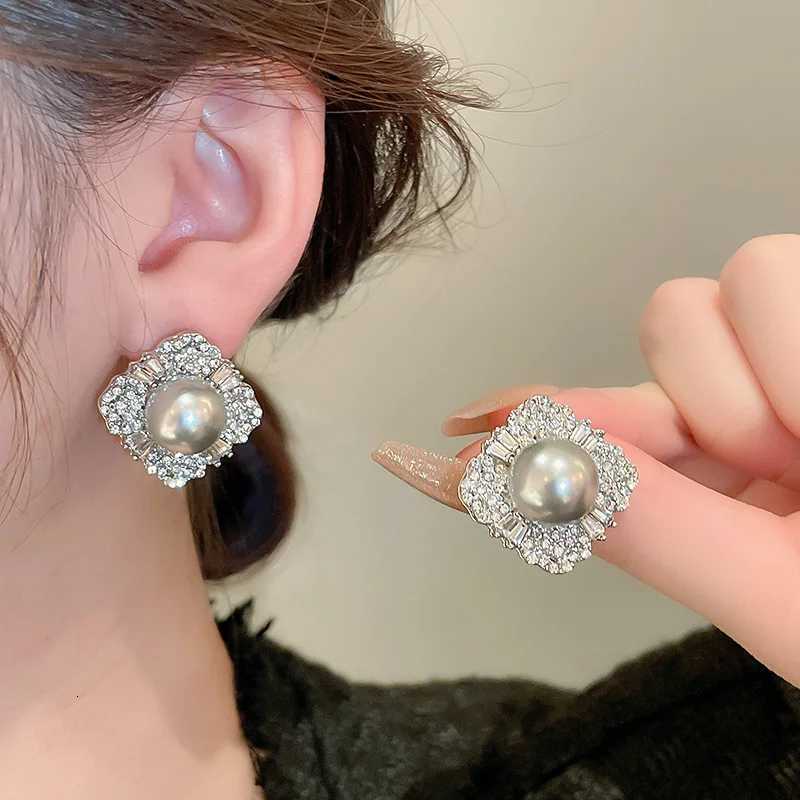 Rhinestone Butterfly Pearl Double-sided Stud Earrings Simple Temperament Earrings for Women Design Light Luxury Sparkling Jewelry Y250804