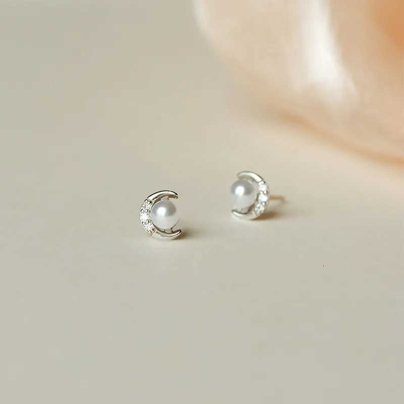 New Fashion Exquisite Silver Color Moon Earrings For Women Imitation Pearl Inlaid Stud Earrings Wedding Party Jewelry Gifts Y250804