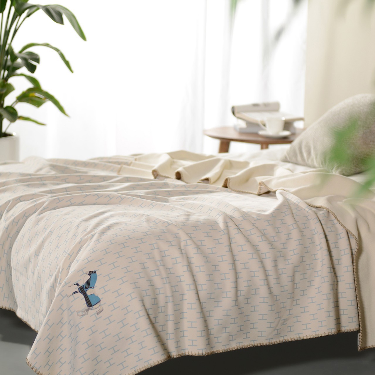 Designer Blanket H a luxury brand for mothers and babies Soft delicate breathable warm skin-friendly suitable as a covering blanket or air - condition