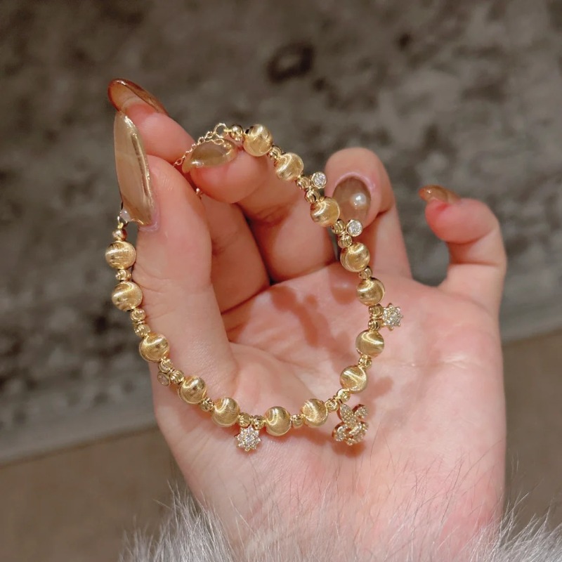 Stylish Crystal Adorned Handbag Accessory: Chic Snowflake Motif Charm Bangle