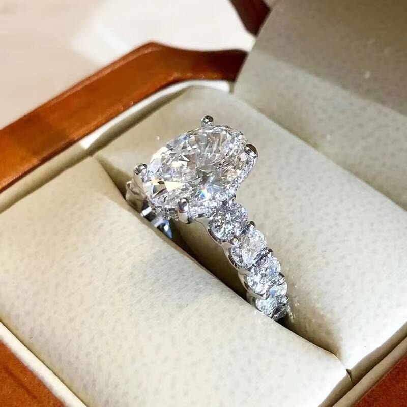 Yu Ying Elegance of an 3CT Oval VVS Moissanite Diamond 18K White Gold Wide Band Fine Jewelry Wedding Rings for Woman Brides