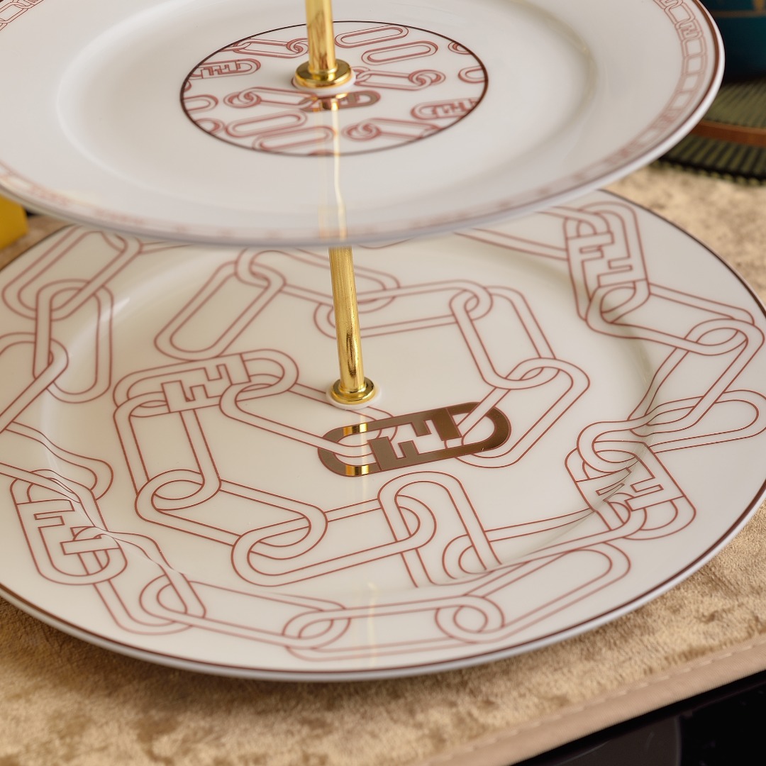 Elegant Ceramic Cake Plate, Stylish Design, Perfect for Parties or Special Occasions, Durable & Practical