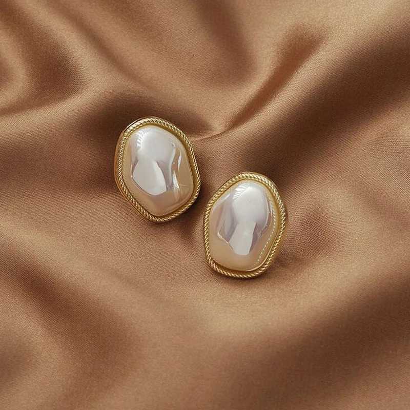 Fashion Irregular Pearl Stud Earrings Female 2025 Trendy Retro Gold Color Simulated Pearl Earrings for Women Wedding Jewelry Y250804