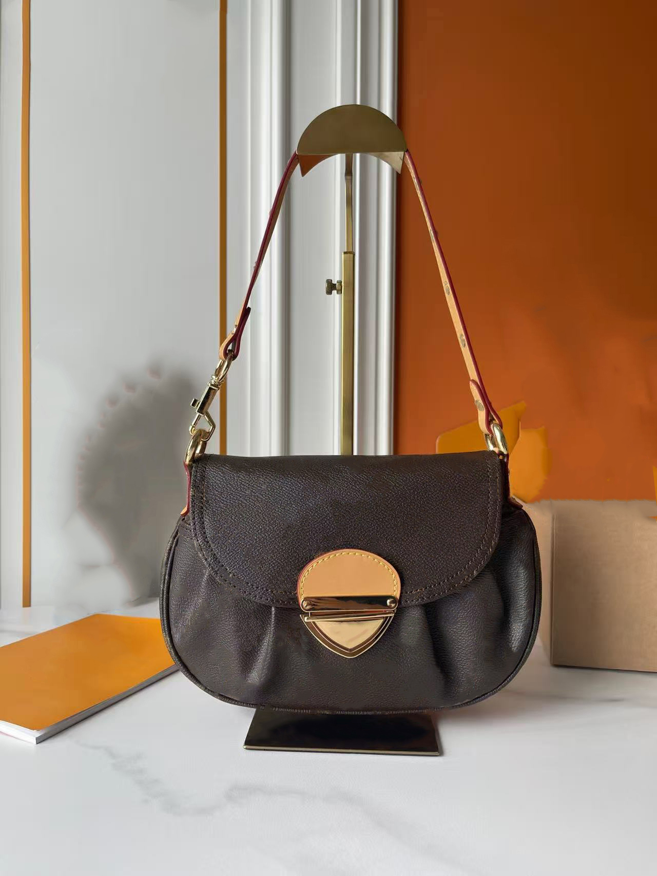 Luxury fashion designer handbag, women's simple and fashionable leather cross-body bag, classic one-shoulder shoulder strap handbag.