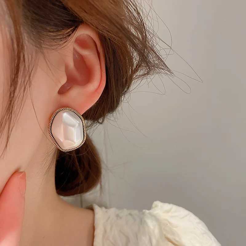 Fashion Irregular Pearl Stud Earrings Female 2025 Trendy Retro Gold Color Simulated Pearl Earrings for Women Wedding Jewelry Y250804