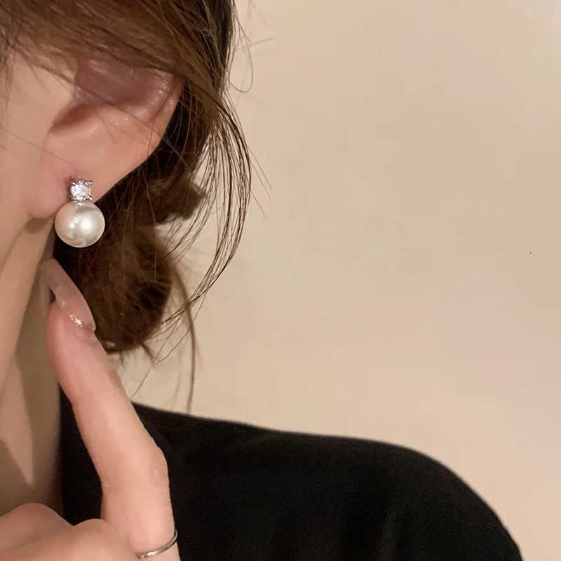 2025 New Simple and Round Pearl Pendant Stud Earrings Jewelry for Girls or Womens Elegant Accessories for Daily Wear Earrings Y250804