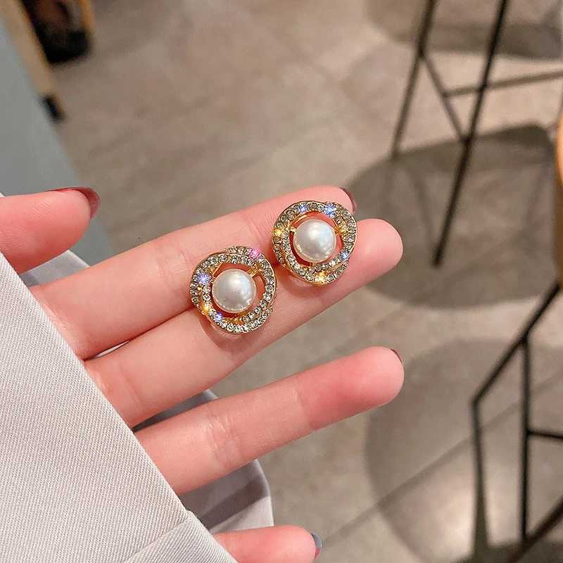 Twist Spiral Crystal Womens Pearl Stud Earrings Round Imitation Pearl Small Earrings for Girls Korean Fashion Jewelry Y250804