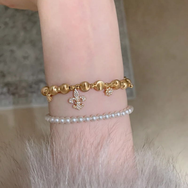 Stylish Crystal Adorned Handbag Accessory: Chic Snowflake Motif Charm Bangle