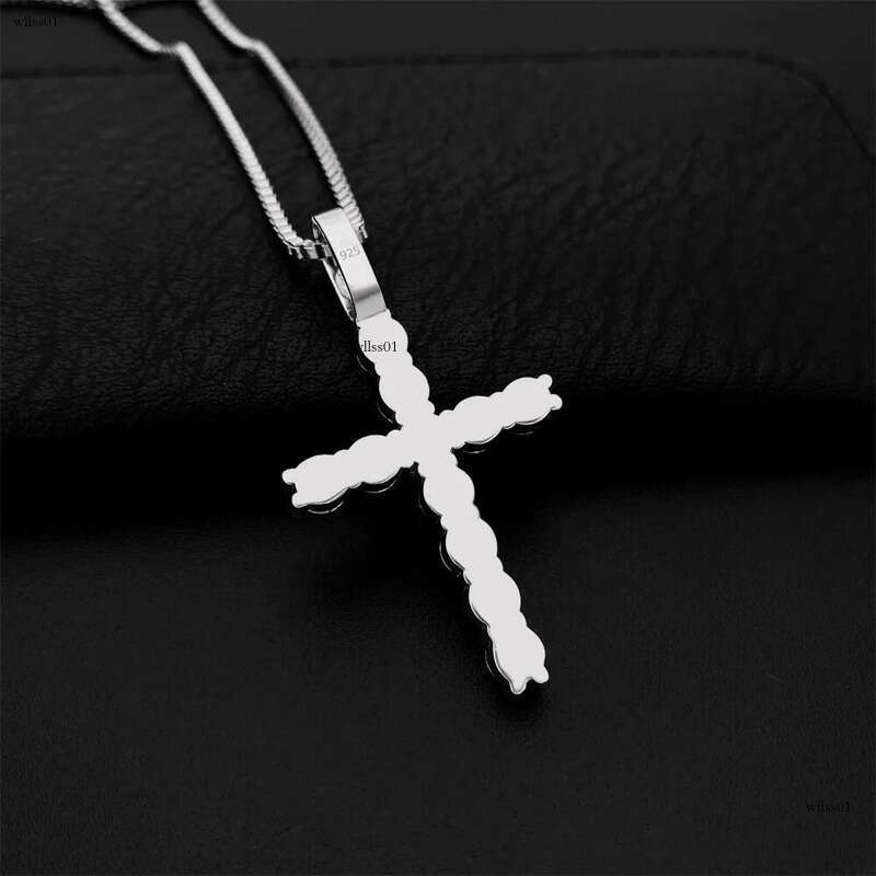 Ins5mm sier inlaid moissani cross hip-hop pendant that can be worn through a single stone necklace