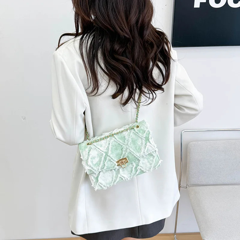 French Niche Fashion Diamond Square Bag Womens 2025 Summer Light Versatile Chain Shoulder Messenger Bag 250805