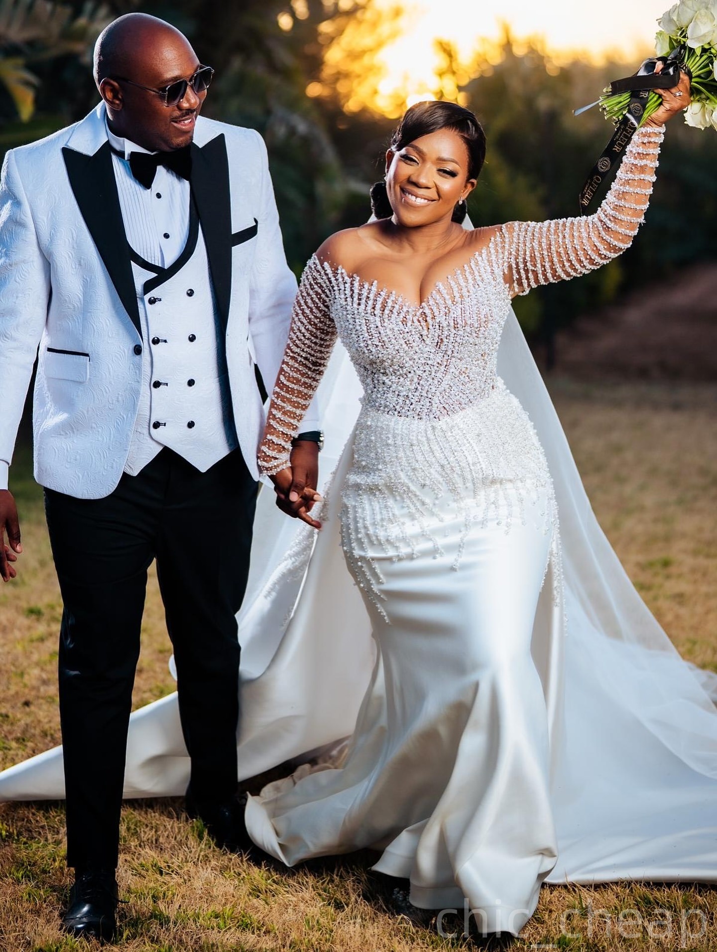 2025 Aso Ebi Plus Size White Mermaid Wedding Dress Beaded Pearls Satin Detachable Train Vintage Bridal Gowns Dresses ZJ06758