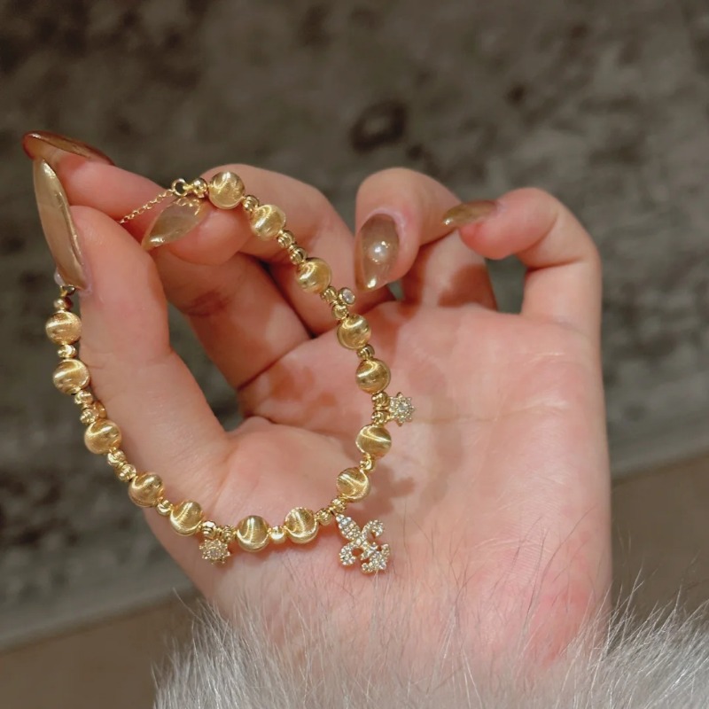 Stylish Crystal Adorned Handbag Accessory: Chic Snowflake Motif Charm Bangle