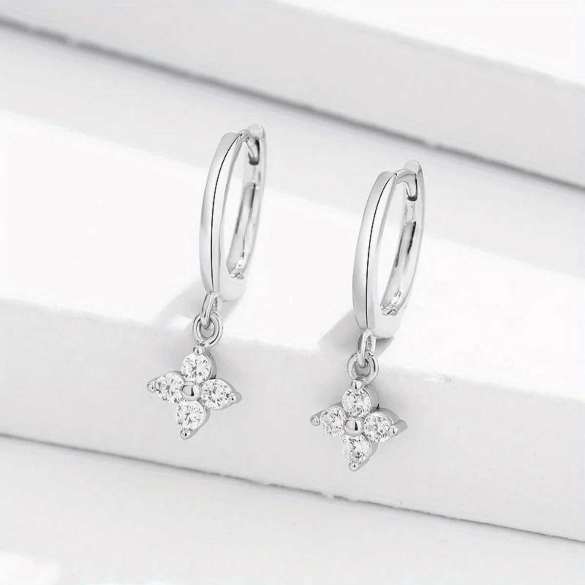 European and American Fashion Light Luxury Personalized Flower Four-Leaf Clover Earrings Womens Niche Design High-End Exquisite Y250804