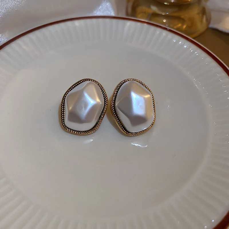 Fashion Irregular Pearl Stud Earrings Female 2025 Trendy Retro Gold Color Simulated Pearl Earrings for Women Wedding Jewelry Y250804