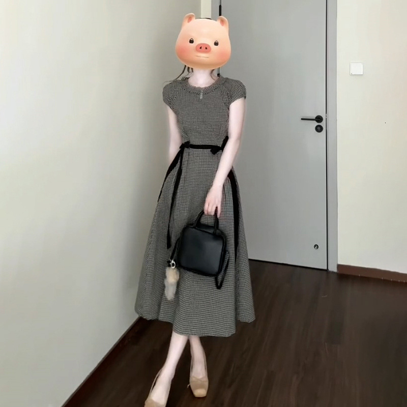 2025 Korean style high-end simple and elegant black checkered short sleeved dress, summer unique and beautiful waist cinching dress, new trend designe