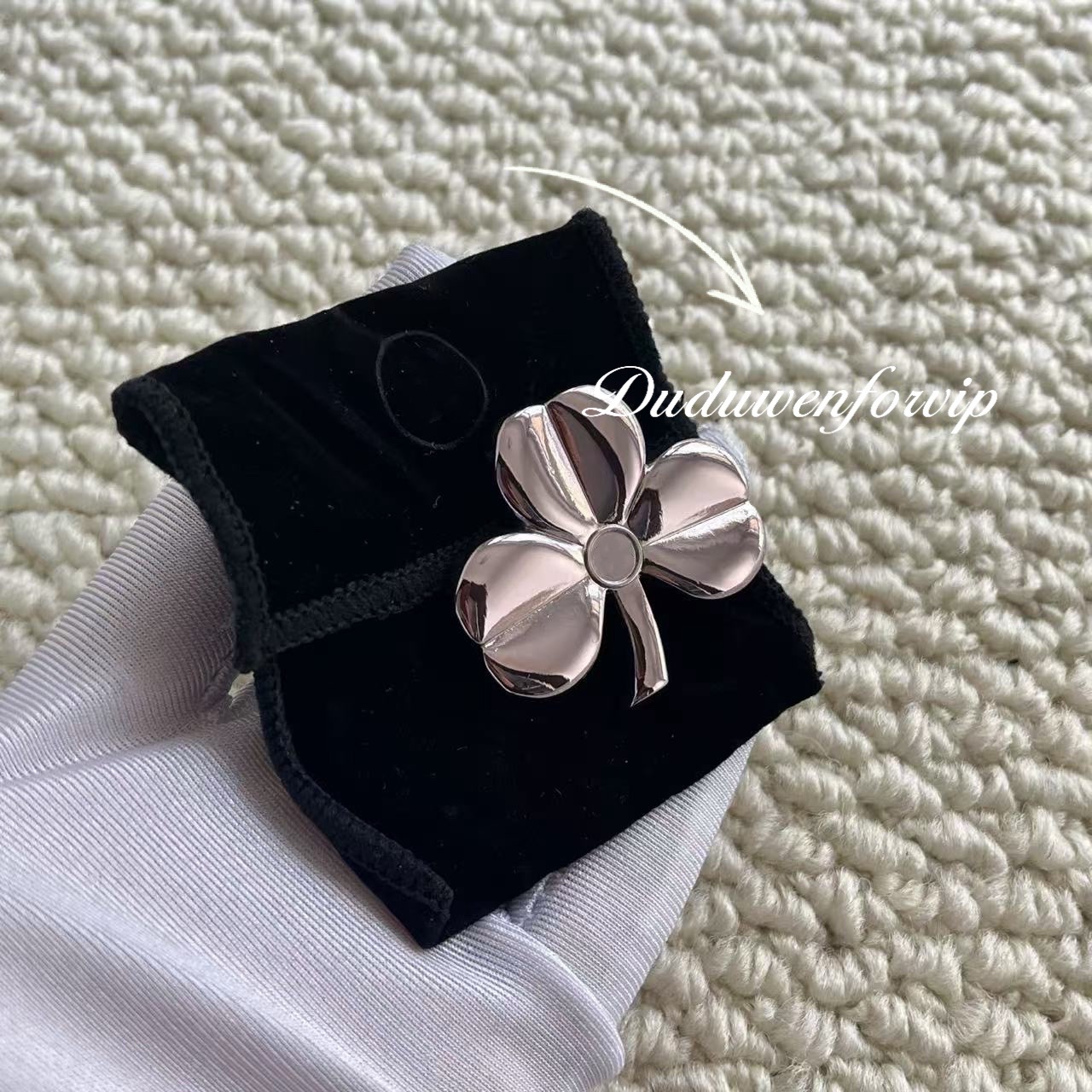 Fashion Women Brooch tty DIY Pins classical Metal clover Pin vip.2c Clothing Decoration bags ornament velvet dust bag