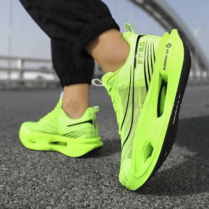 2025 New Mens Sneakers Thick Bottom Cushioning Running Shoes Athletic Training Carbon Plate Jogging Shoes Womens Tennis Shoes Z250805
