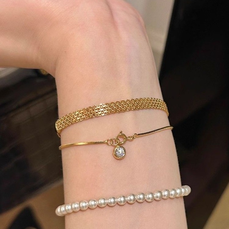 Fashionable Ladies' Titanium Alloy Chain Link Bracelet Decorated with Shiny Gold