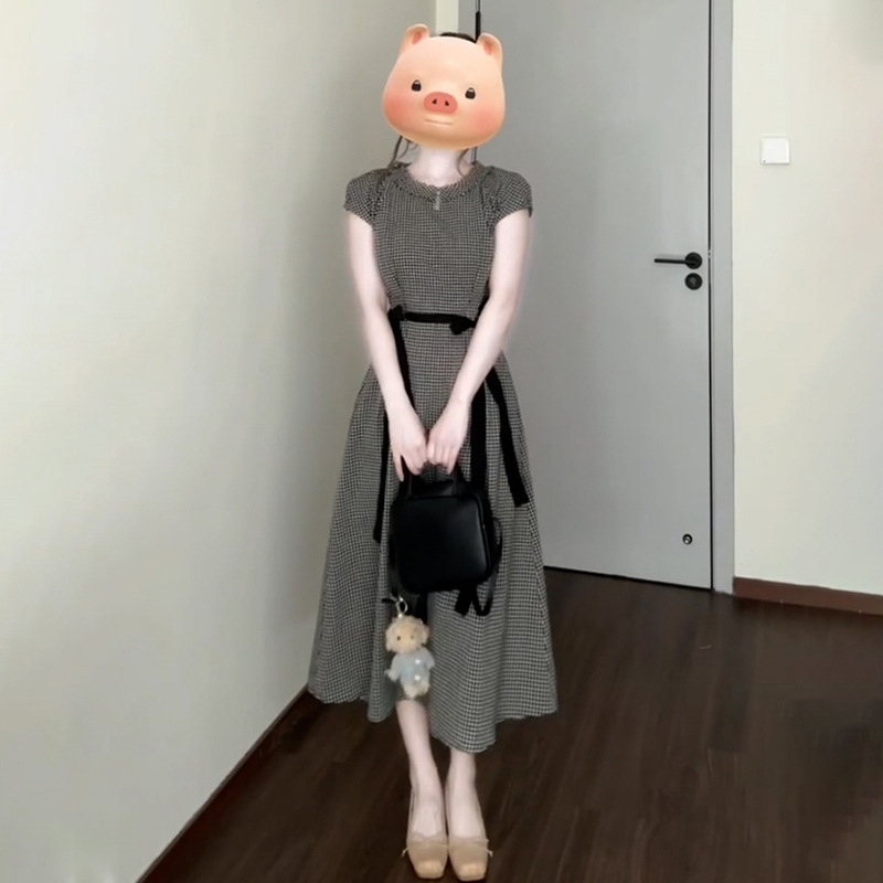 2025 Korean style high-end simple and elegant black checkered short sleeved dress, summer unique and beautiful waist cinching dress, new trend designe