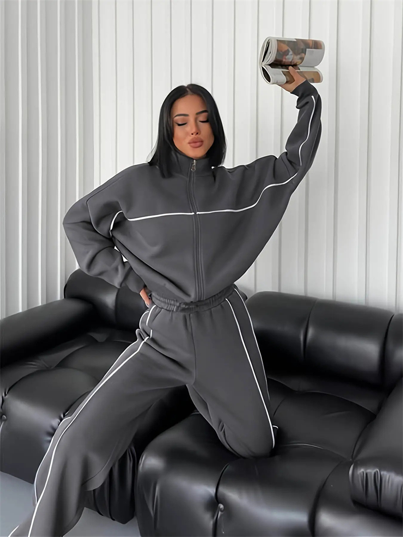 Free shipping classic light luxury casual outdoor sports fashion set womens long sleeved high neck cardigan