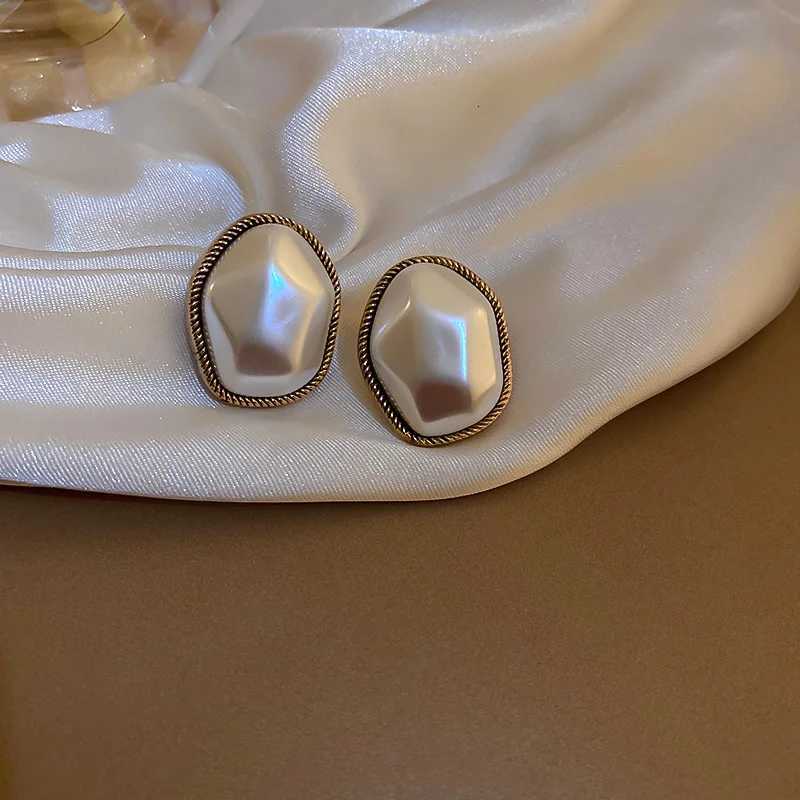 Fashion Irregular Pearl Stud Earrings Female 2025 Trendy Retro Gold Color Simulated Pearl Earrings for Women Wedding Jewelry Y250804