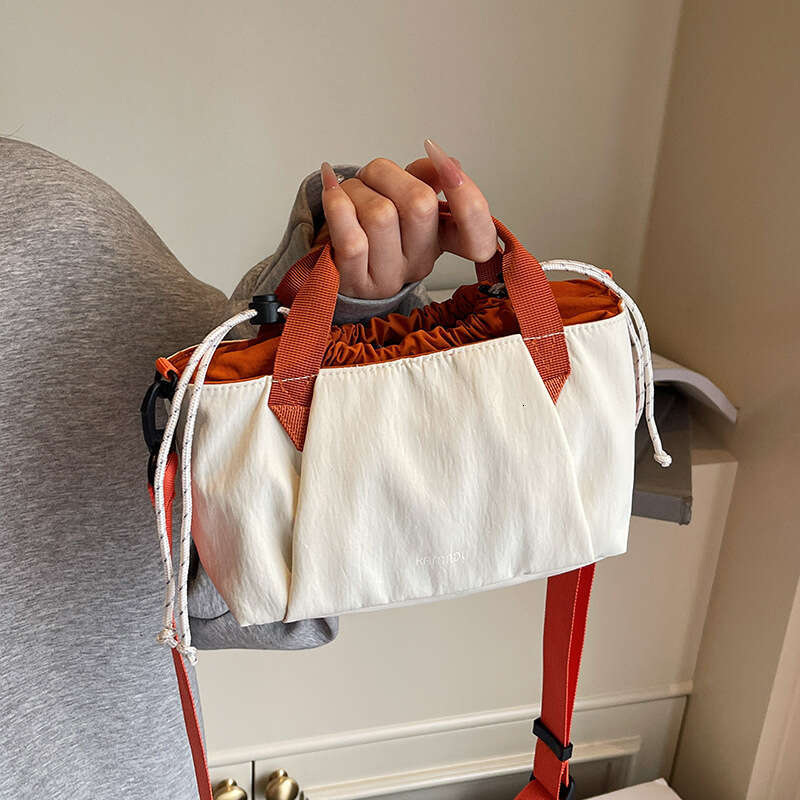 Casual Versatile Nylon Women New Lightweight Handheld Crossbody Bag Exquisite Super Popular Small Tote for Going Out