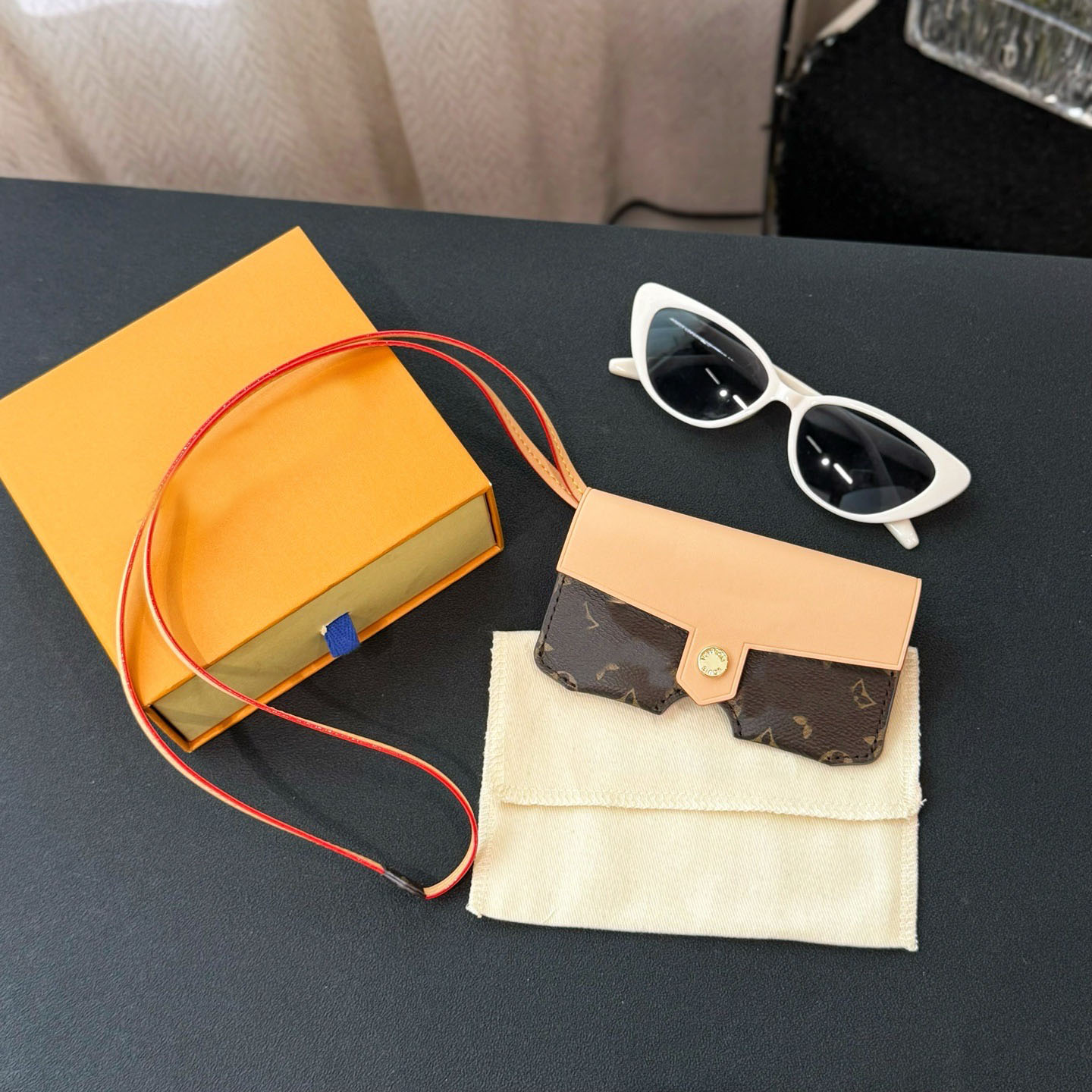 Hanging neck Glasses Bag Cases Lanyard Men Women Portable Pressure Proof Sunglasses Bags Designer Leather Storage Pouch Protective Glasses Clip Sunglasses Box