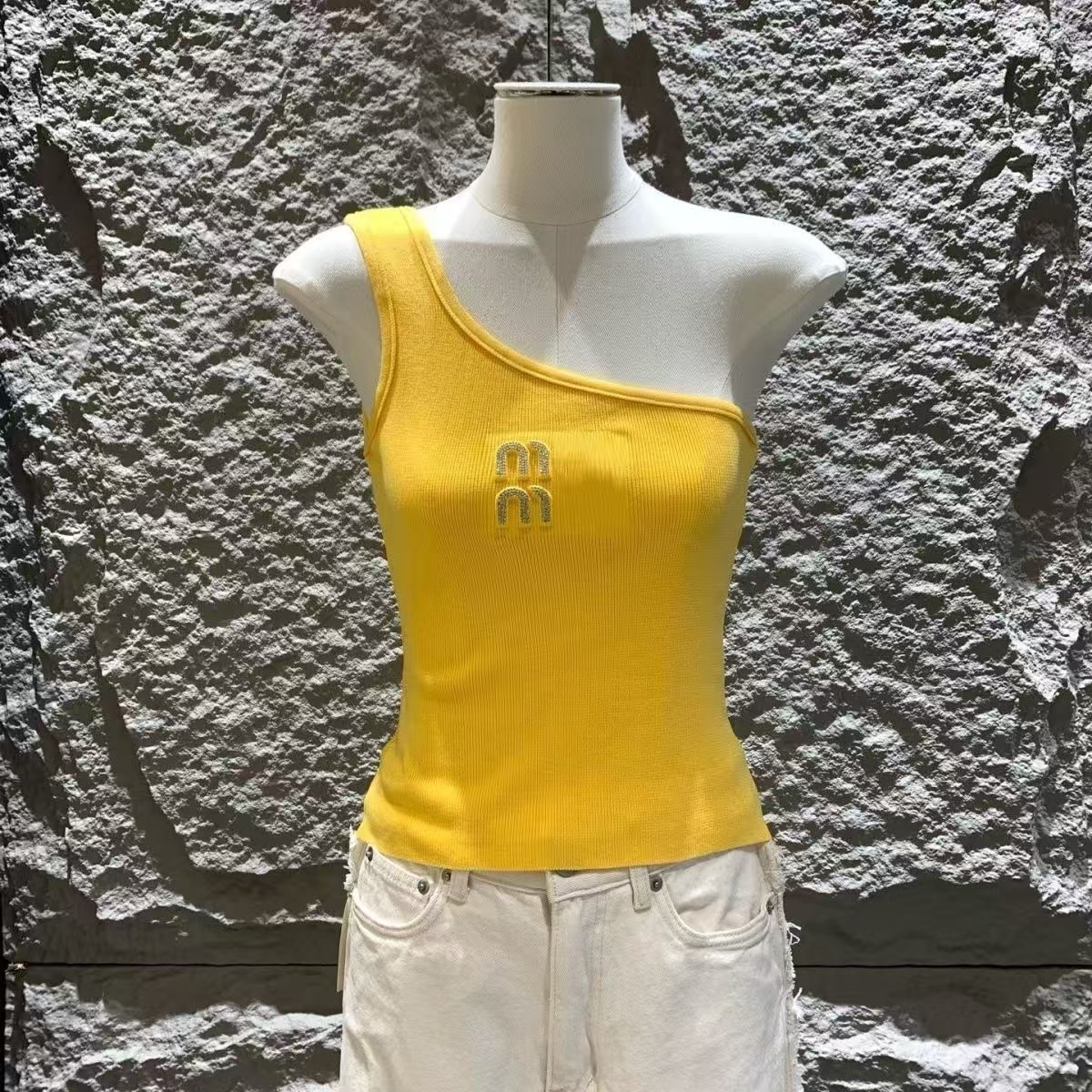 Womens Designer T Shirt Summer New Fashionable Sexy Asymmetric Strap Embossed Tank Top Design Sense Slim Fit Short Slimming Top