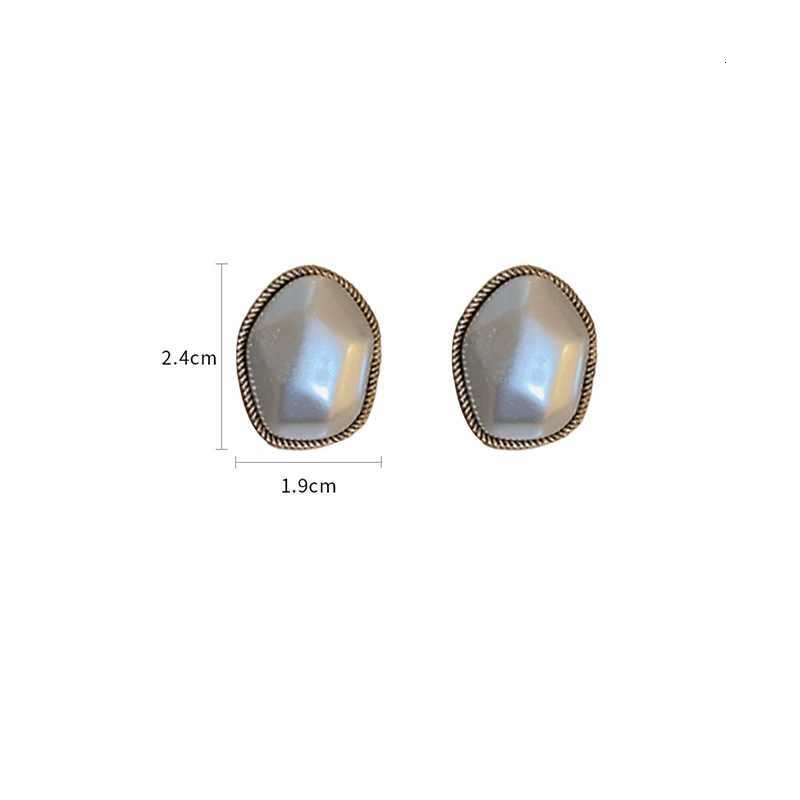 Fashion Irregular Pearl Stud Earrings Female 2025 Trendy Retro Gold Color Simulated Pearl Earrings for Women Wedding Jewelry Y250804