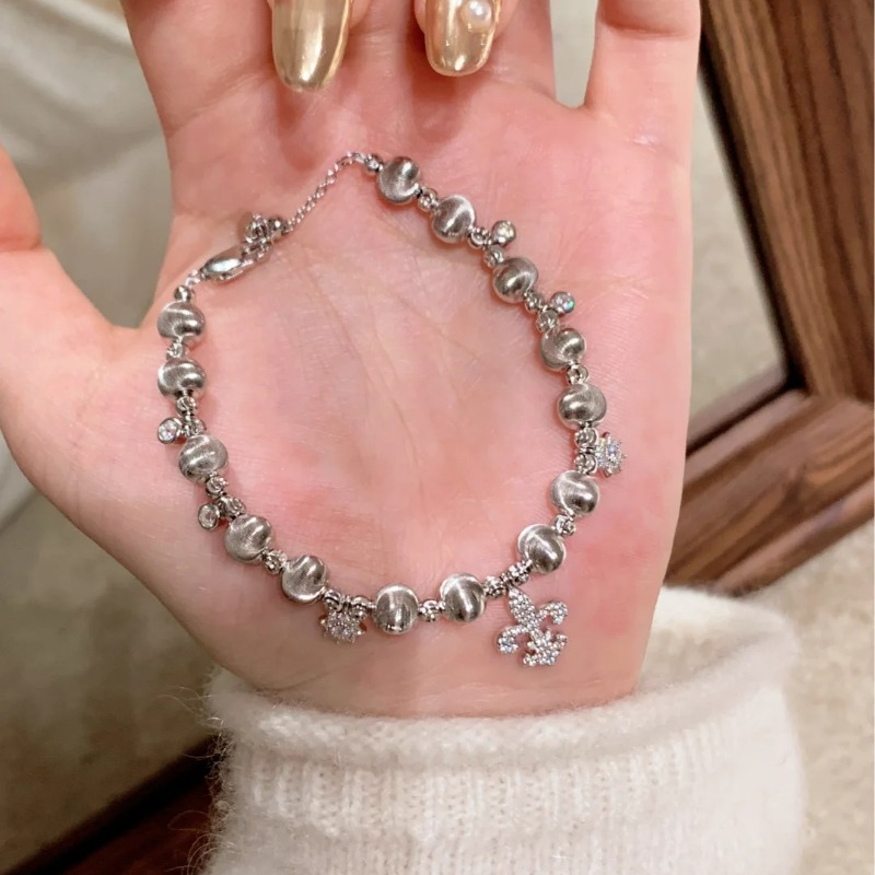 Stylish Crystal Adorned Handbag Accessory: Chic Snowflake Motif Charm Bangle