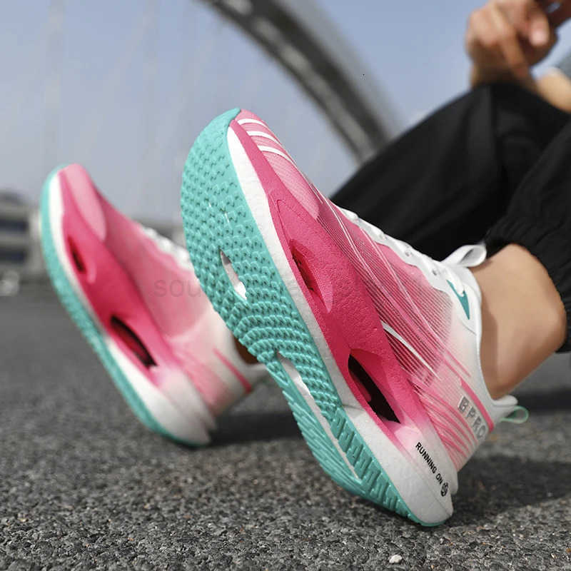 2025 New Mens Sneakers Thick Bottom Cushioning Running Shoes Athletic Training Carbon Plate Jogging Shoes Womens Tennis Shoes Z250805
