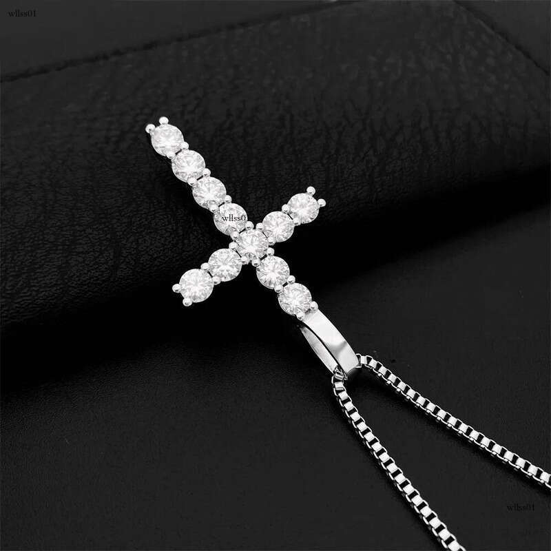 Ins5mm sier inlaid moissani cross hip-hop pendant that can be worn through a single stone necklace
