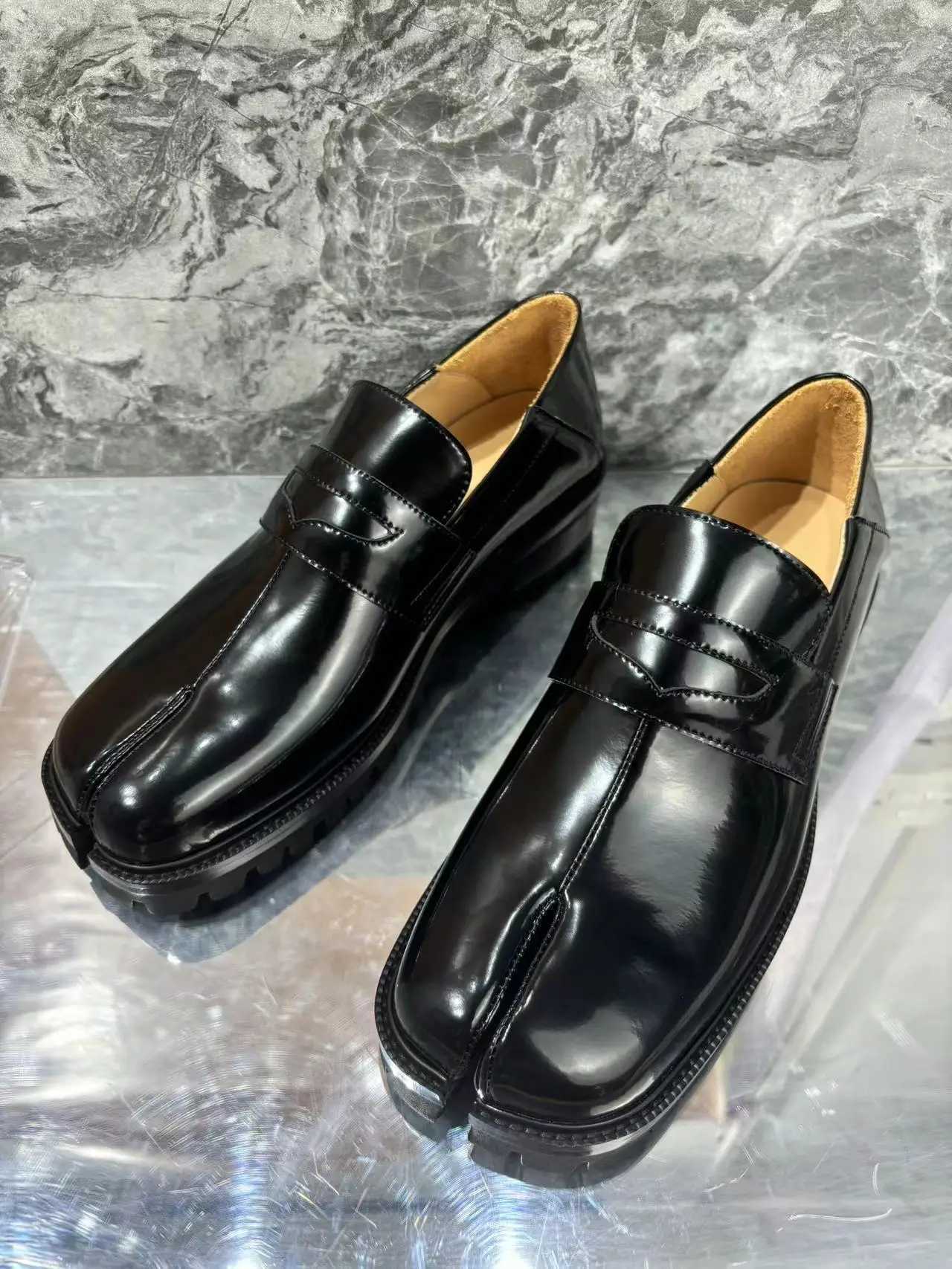 New Style Tabi Toe Mens Leather Loafers Shoes Dark Green Black Solid Color Slip On Square Heel M Casual Single Shoes Y250805