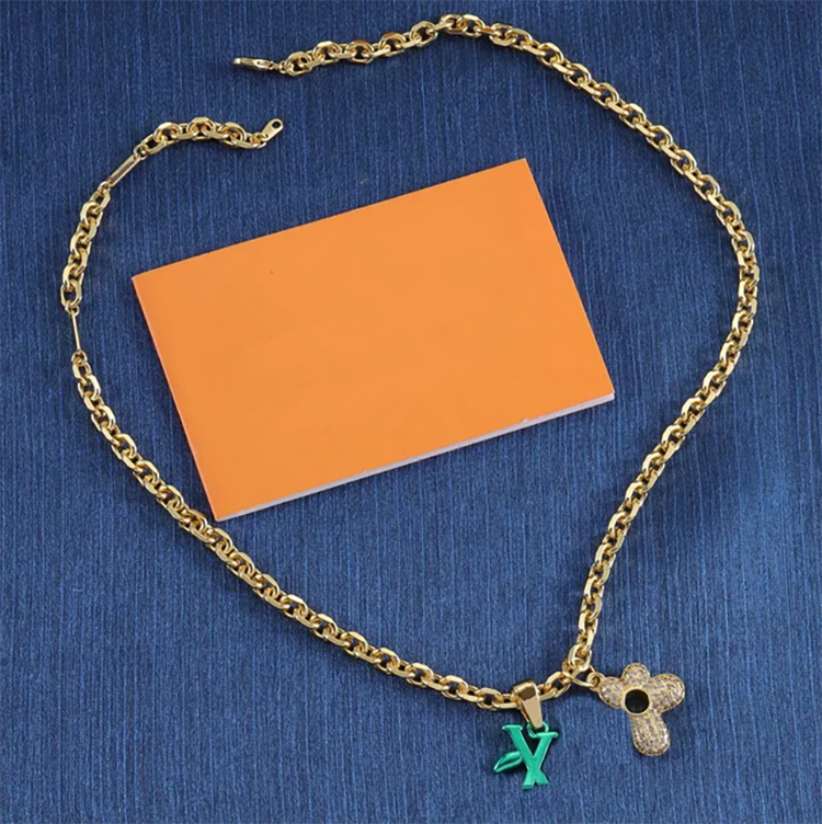 Fashionable Necklaces Diamond Flower Pendant Classic Designer Letter Necklaces High Quality Gift 18K Gold Silver Plated Chain for Men Women Wedding Party Jewelry