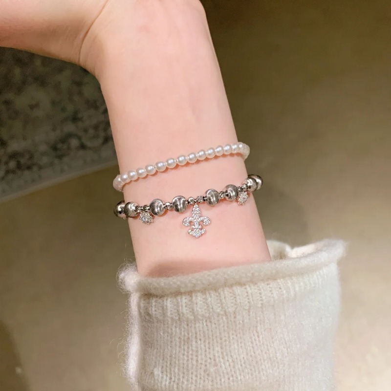 Stylish Crystal Adorned Handbag Accessory: Chic Snowflake Motif Charm Bangle