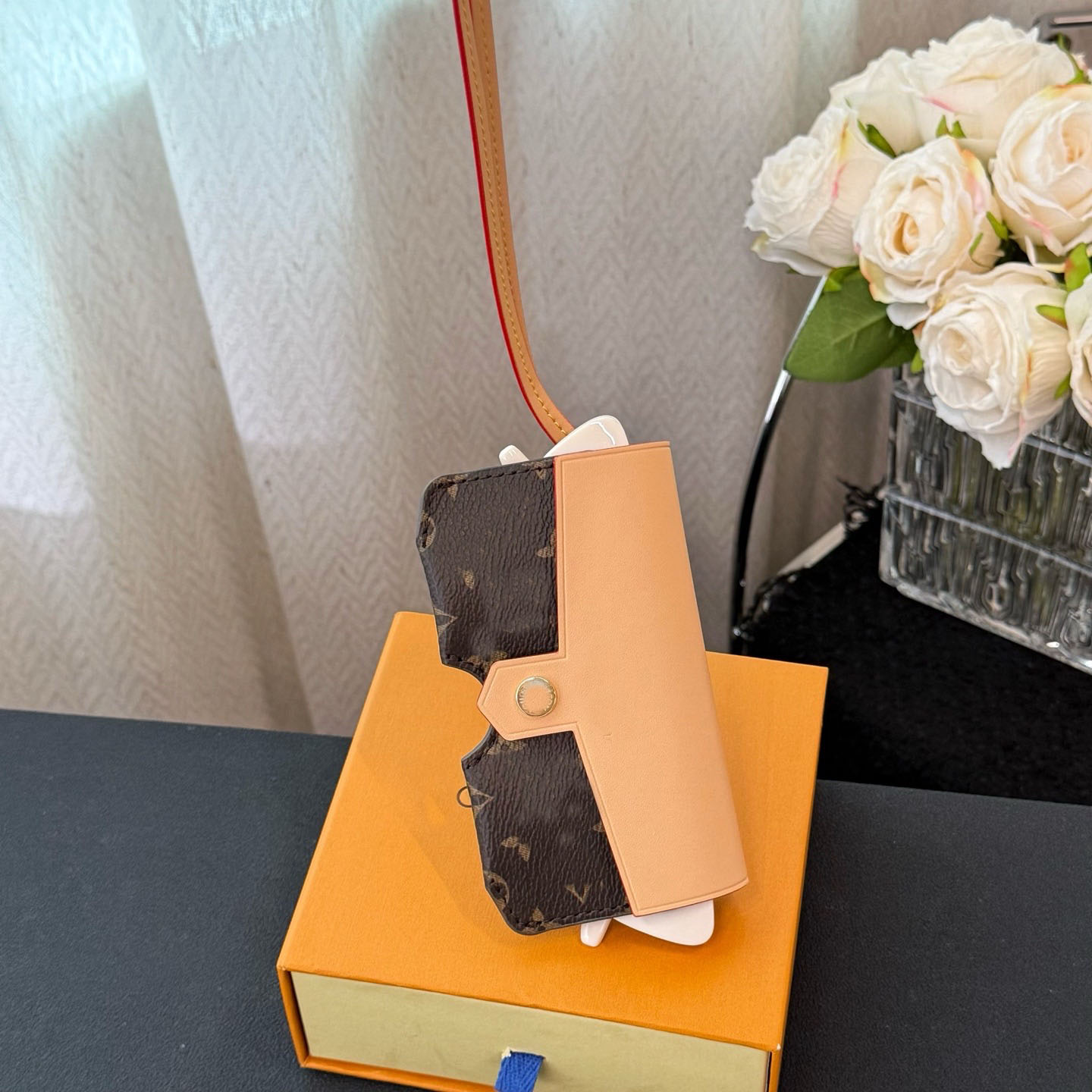 Fashion Designer Hanging neck Sunglasses Cases Lanyard Outdoor Protective Glasses Protective Case Hanging Decoration Sunglass Clip bag key chain gifts