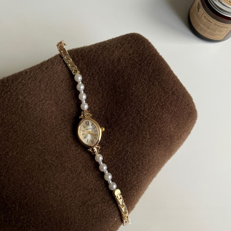 Chic Accessory for Her - Stylish White Pearl Band Coupled With Precision Quartz Mechanism