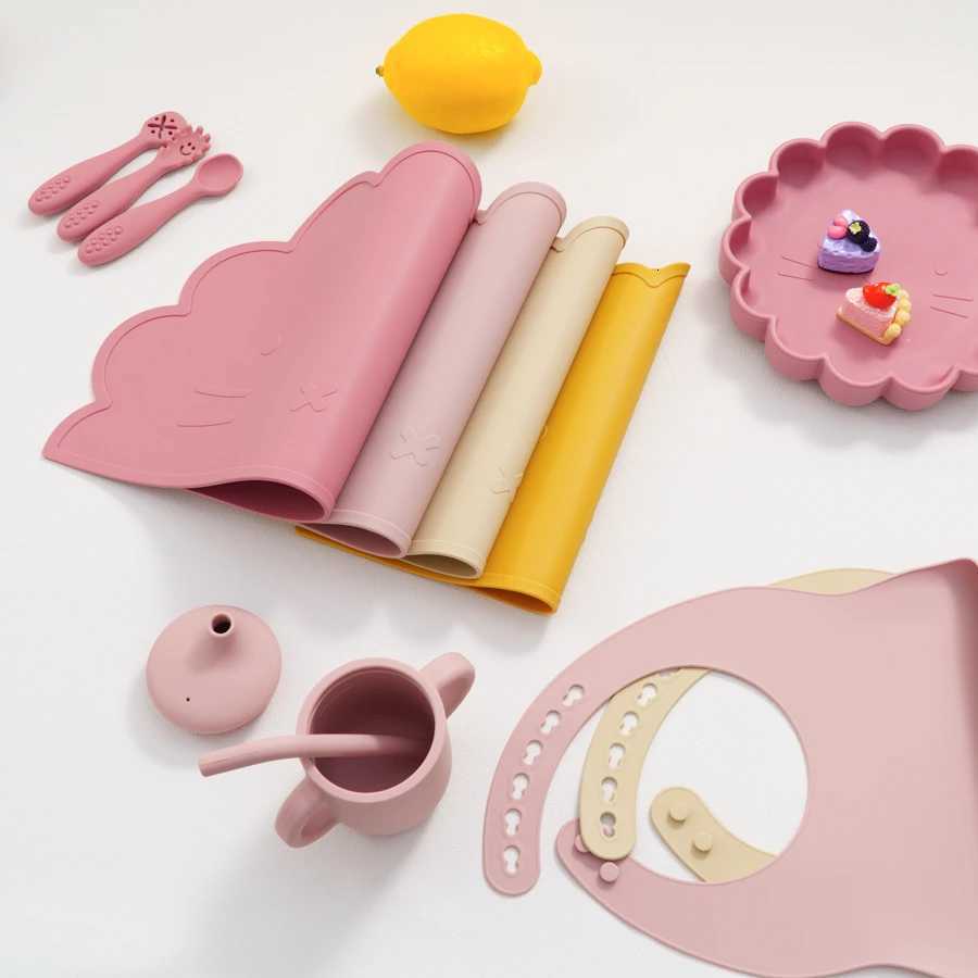 Color Kids Silicone Baby Feeding Set Cartoon Lion Shape Dishes Plate Sucker Spoon Fork Portable Bib Cup Placemat Baby Dinner Set X250806
