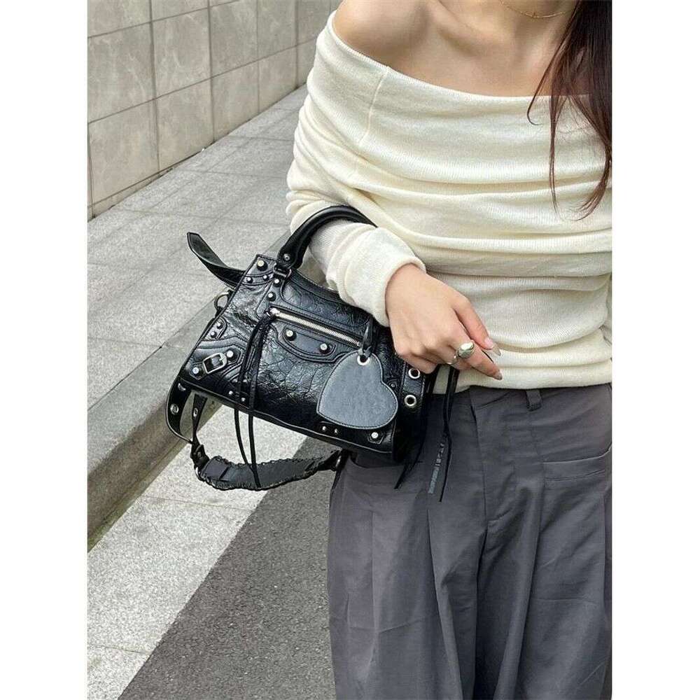 Designer Bag Tote Shoulder Bag High End Sweet Cool Hot Girl Motorcycle Women Rivet Design Handbag Commuting Versatile Crossbody