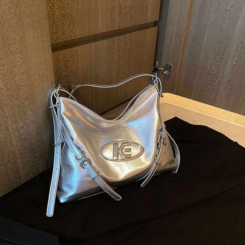 Large-capacity portable fashion texture female 2023 new commuting tote simple all-match armpit bag