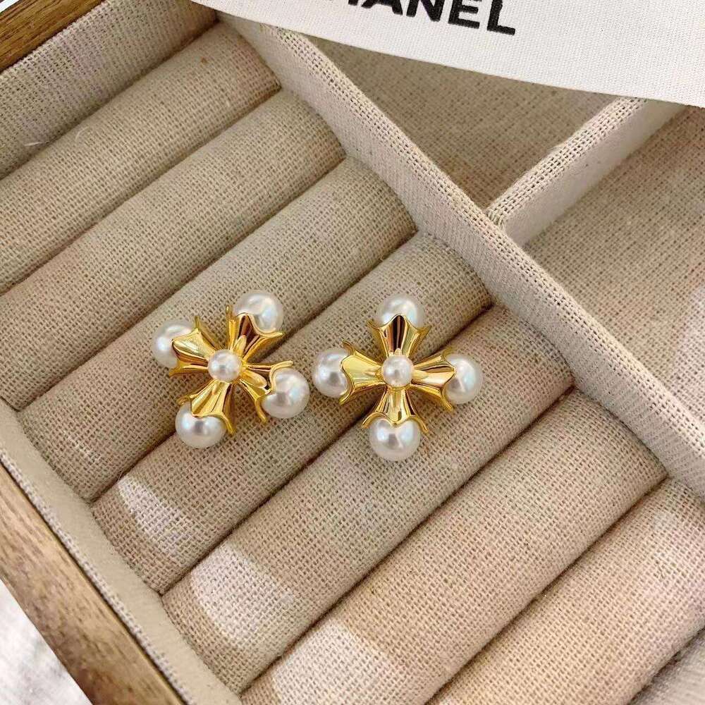 Fashionable Elegant Catwalk High-end Exaggerated Pearl Palace Style Vintage Decorative Large Earrings for Women