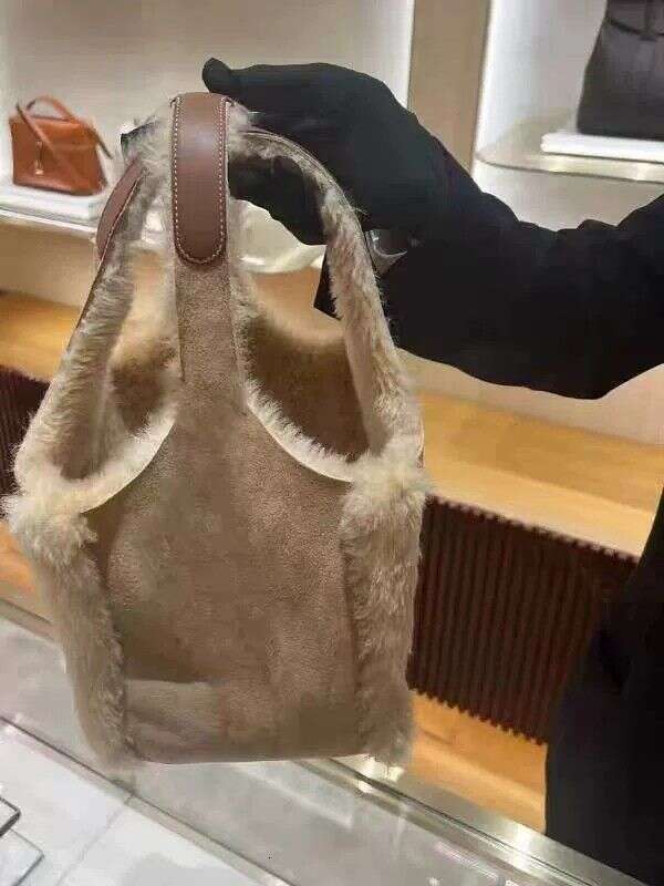 Designer Bag Tote Shoulder Bag Autumn Winter Plush Bucket For Women New Matte Large Capacity Double Sided Handheld Basket